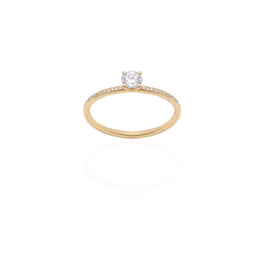 18k Gold Classic Solitaire Ring with White Diamonds Setting