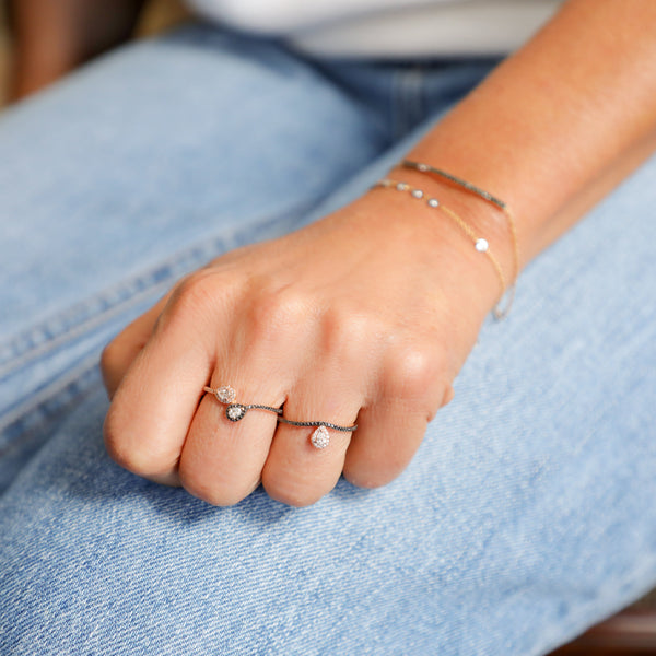 One Centre Pear-Shaped Diamonds Ring.